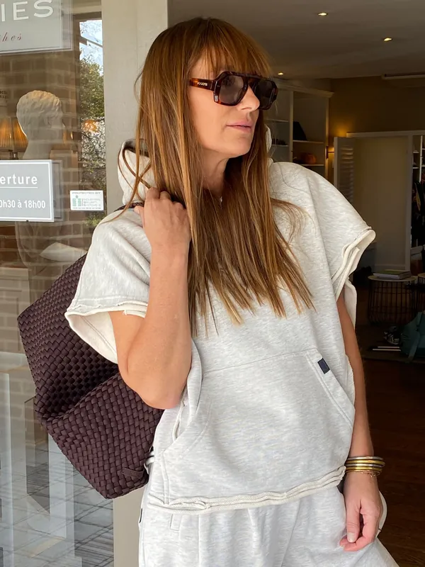 Collection Hiver 2026 : sweat sans manches gris clair, pantalon large blanc et cabas tressé
