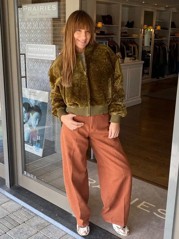 Collection Hiver 2026 : blouson moumoute kaki et pantalon rouille