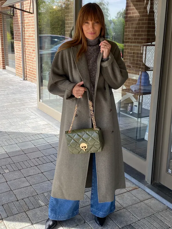 Collection Hiver 2026 : long manteau taupe ceinturé et jean bicolore