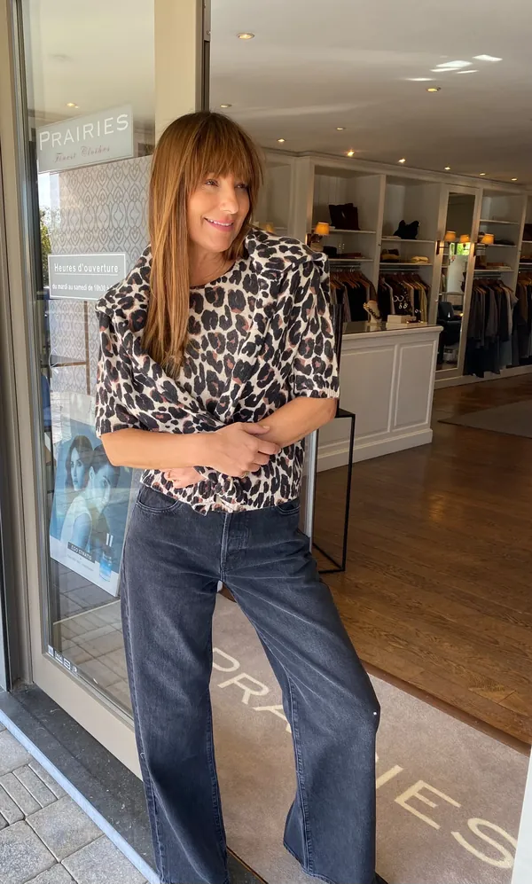 Collection Hiver 2026 : blouse léopard à manches bouffantes et jean brut