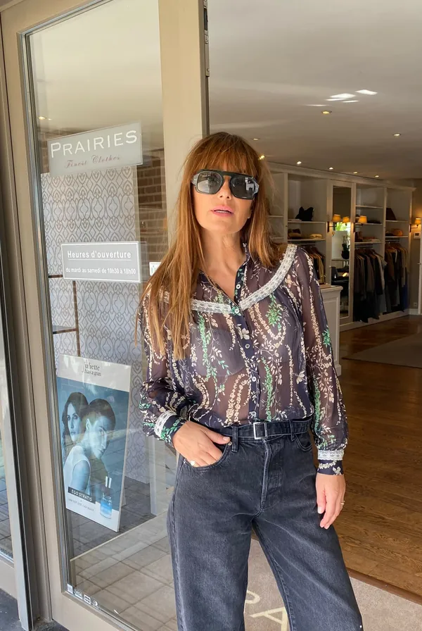 Collection Hiver 2026 : blouse imprimée et jean brut