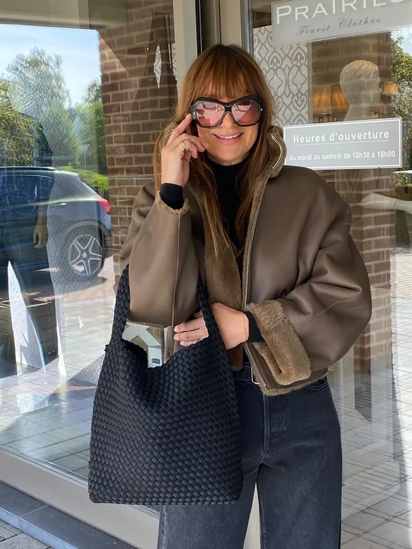 Collection Hiver 2026 : veste courte taupe à poignets moutonnés et col roulé noir