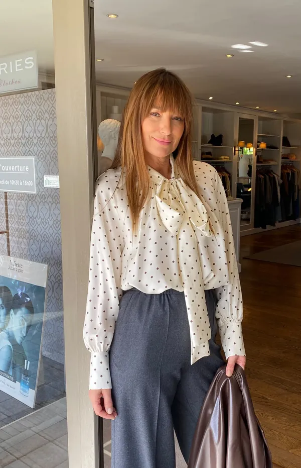 Collection Hiver 2026 : blouse crème à pois et lavallière