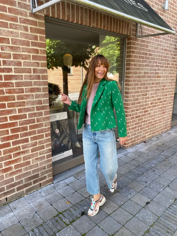 Collection Hiver 2026 : veste verte brodée, t-shirt rose et jean clair