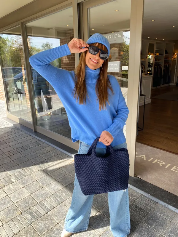 Collection Hiver 2026 : pull bleu vif à col montant, bonnet et cabas marine