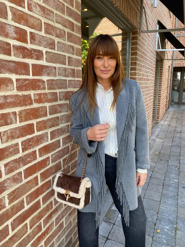 Collection Hiver 2026 : manteau à chevrons et franges, chemise blanche
