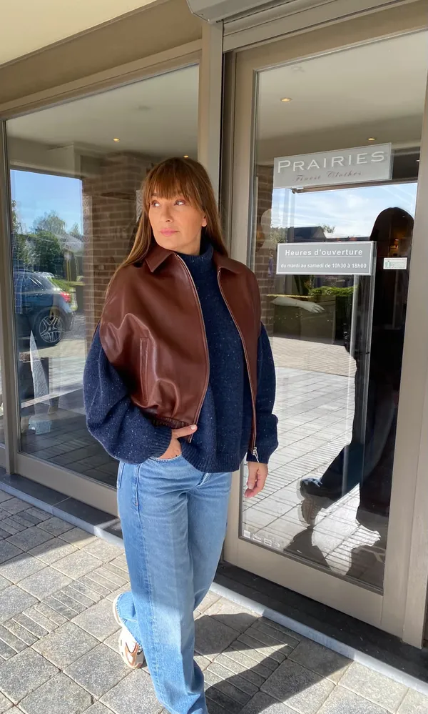 Collection Hiver 2026 : pull marine et veste cognac, jean clair