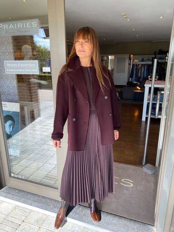Collection Hiver 2026 : manteau bordeaux et jupe plissée