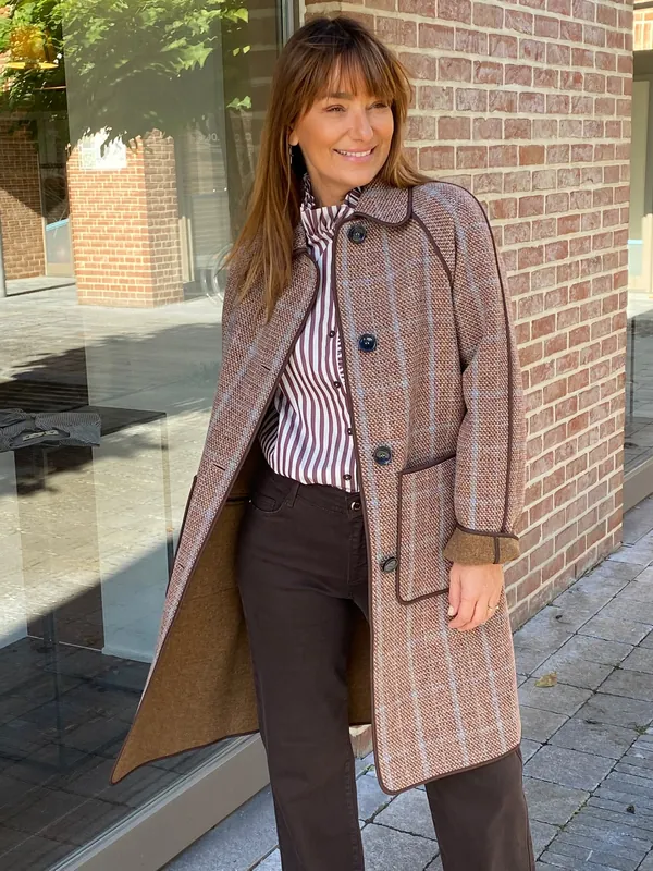 Collection Hiver 2026 : manteau à carreaux brun et chemise rayée