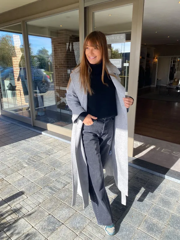 Collection Hiver 2026 : long manteau gris clair et col roulé noir